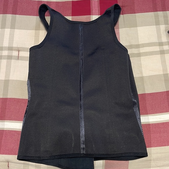 Curveez latex thermal 3 position hook vest - Picture 4 of 4